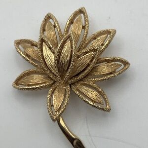Vintage Avon Goldtone 2” Lotus Brooch
